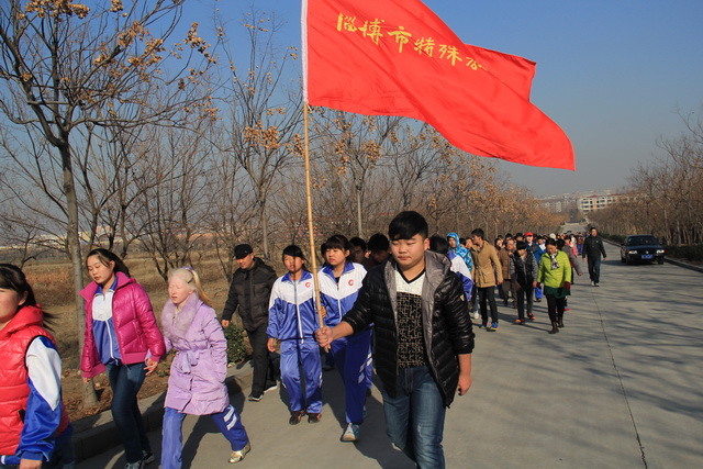 我校舉行“相約四寶山 師生健步走”活動