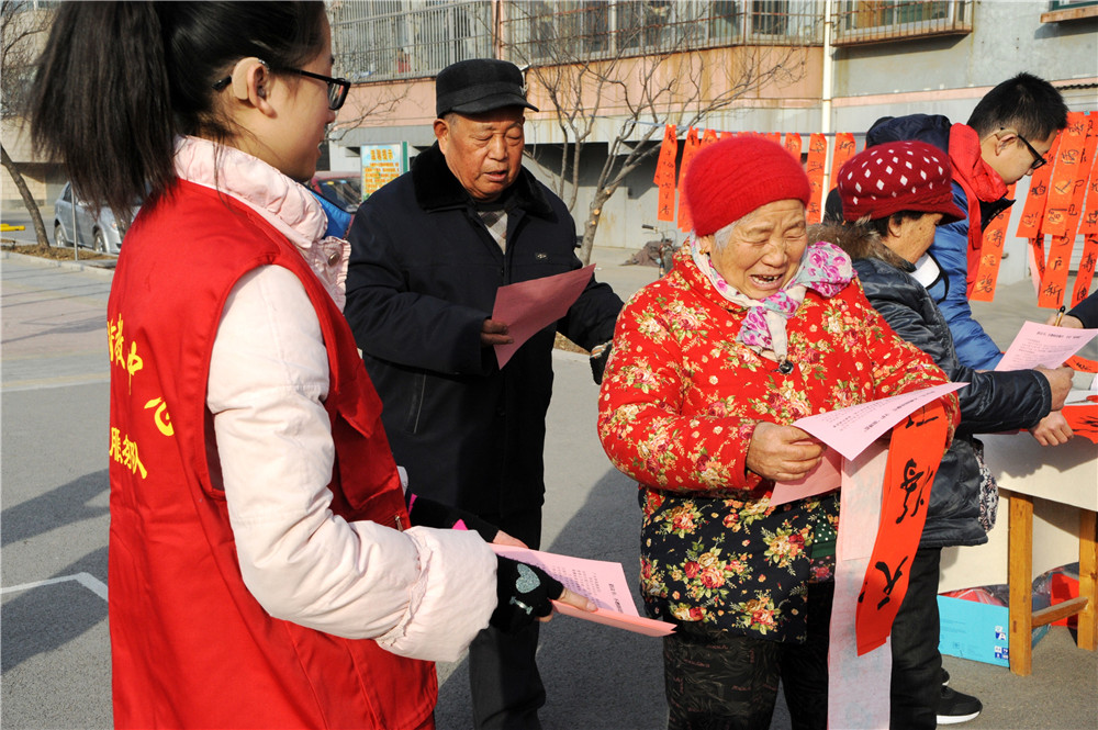 送春聯(lián) 倡新風 寒冬臘月福臨門