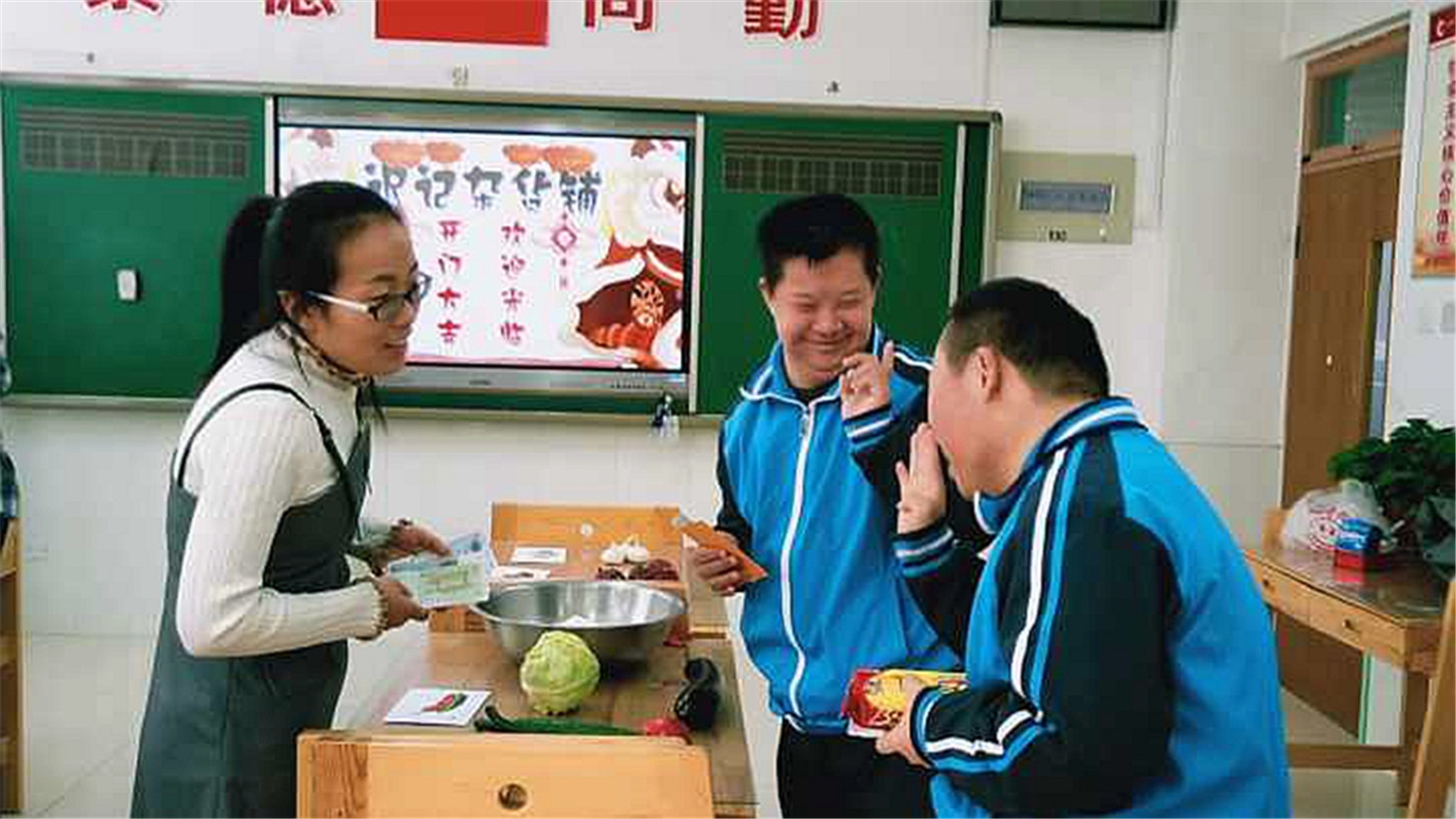 喜氣洋洋辦年貨    開(kāi)開(kāi)心心過(guò)大年