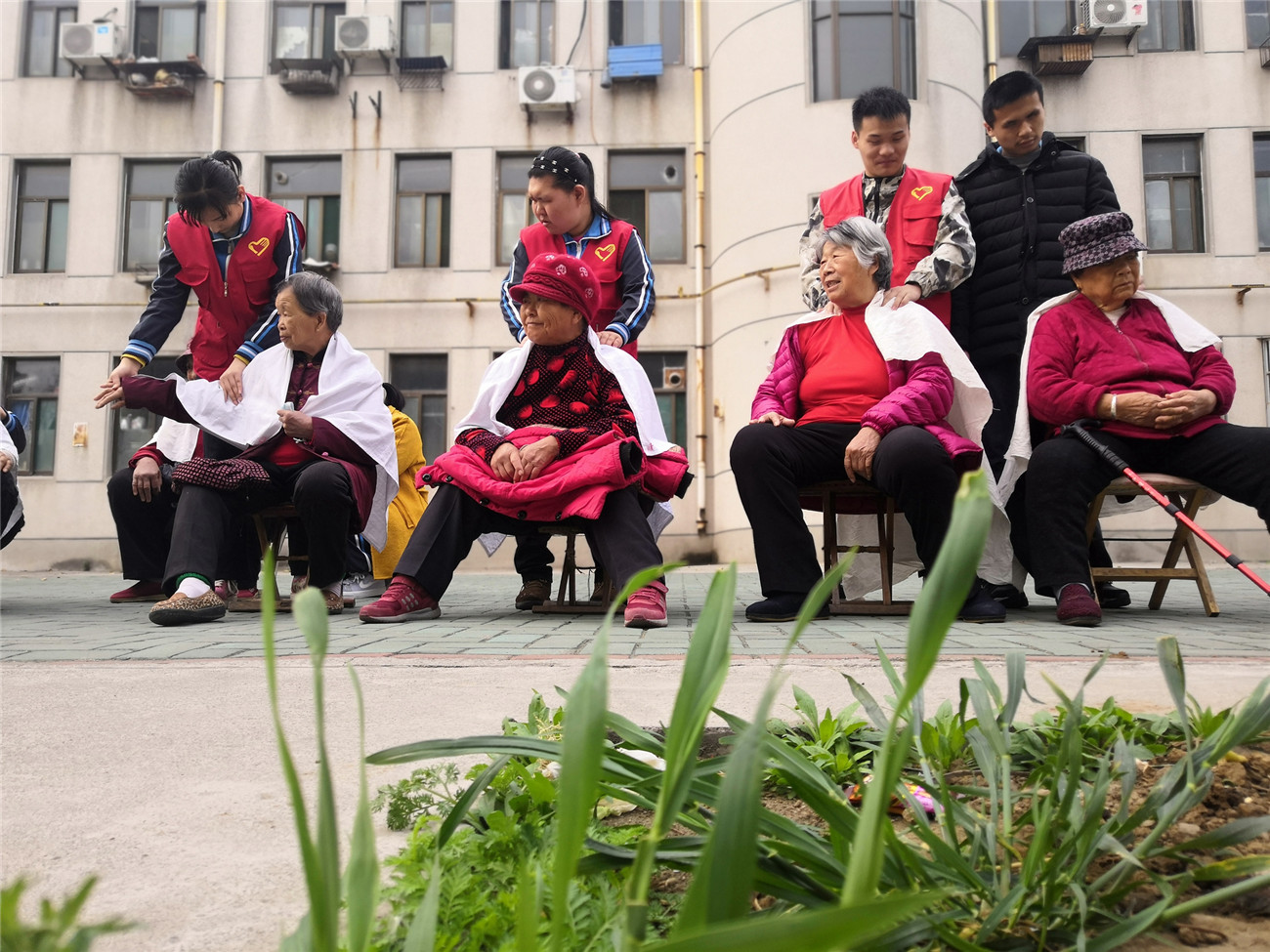 “愛駐夕陽 關注老人”志愿服務送健康