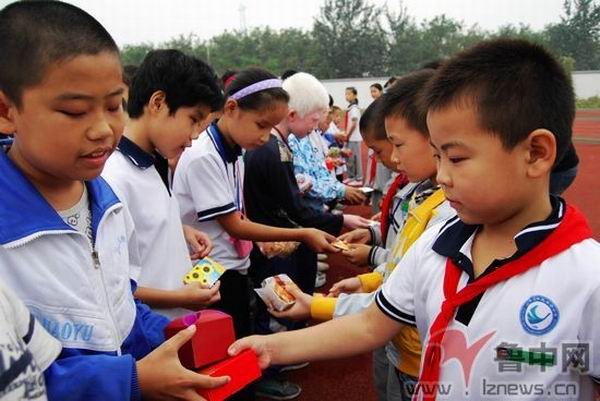 市特教中心與高新區(qū)實驗小學舉行“手拉手 迎中秋”愛心聯(lián)誼活動